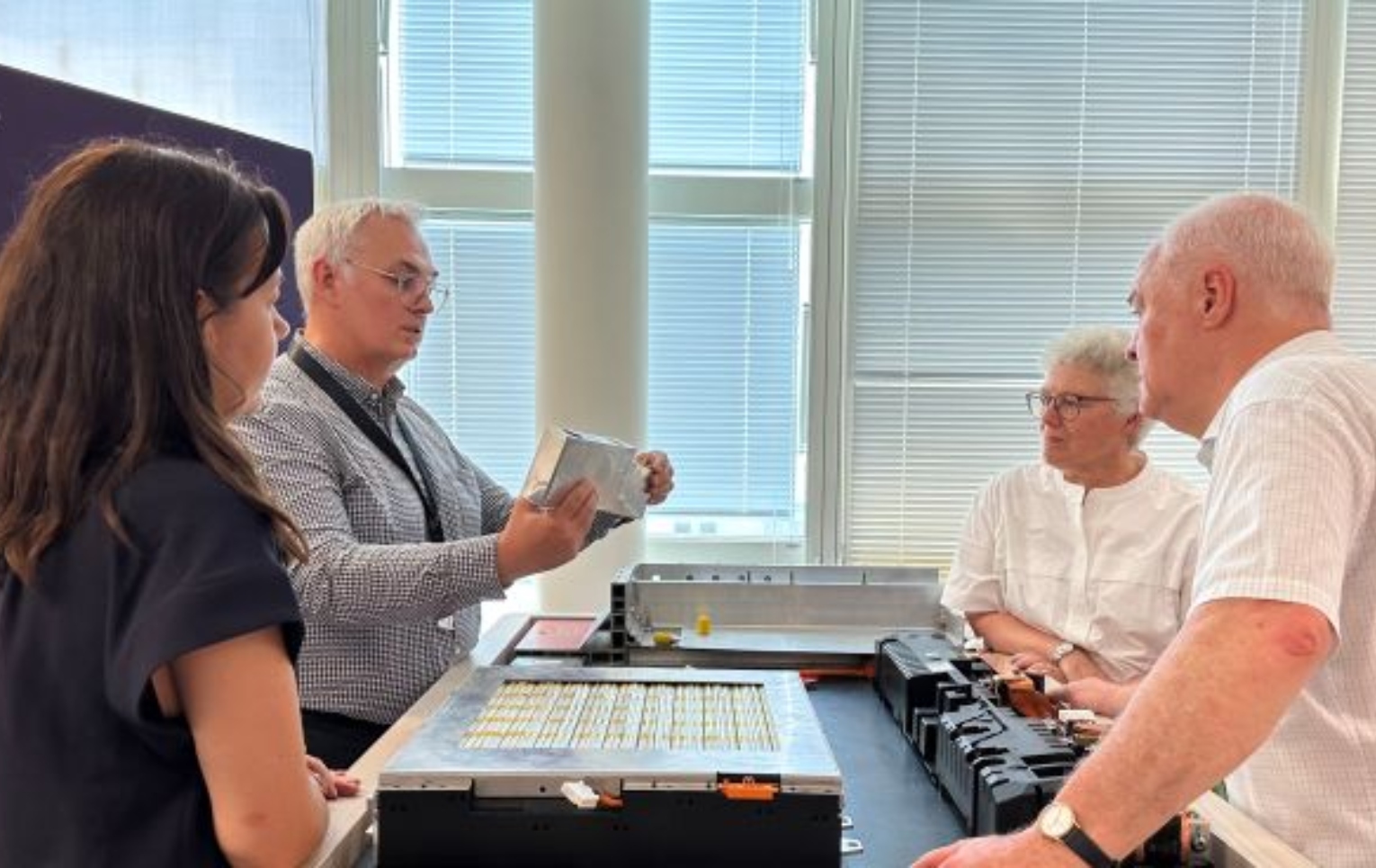 Personnes discutant autour d'un bureau